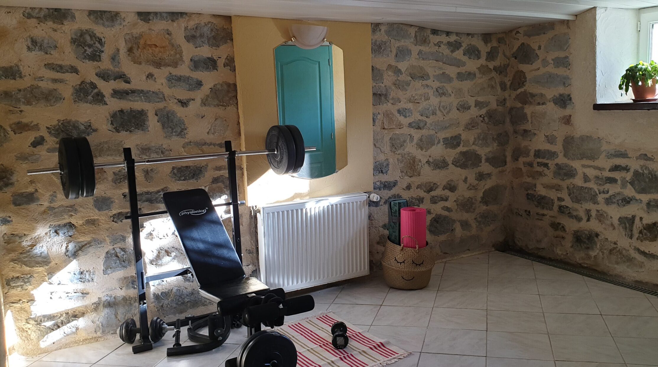 Gym with weights bench and yoga mats at Chez Montagnes holiday rental in the South of France